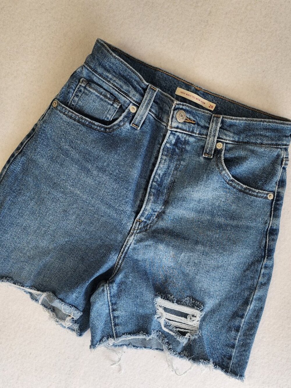 Levi’s High Waisted Mom Denim Jean Shorts Distressed Raw Hem Size 26 Inseam 4"